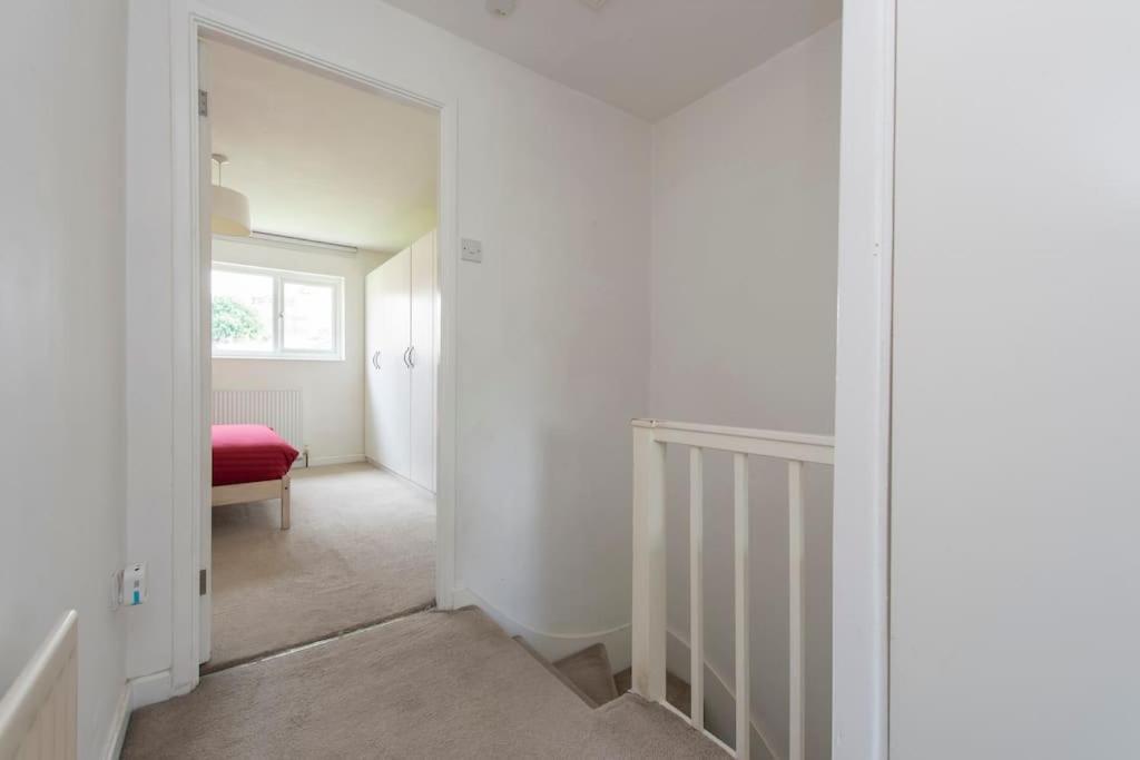 Lovely 2-Bed 15 Minutes To Central Лондон Екстериор снимка