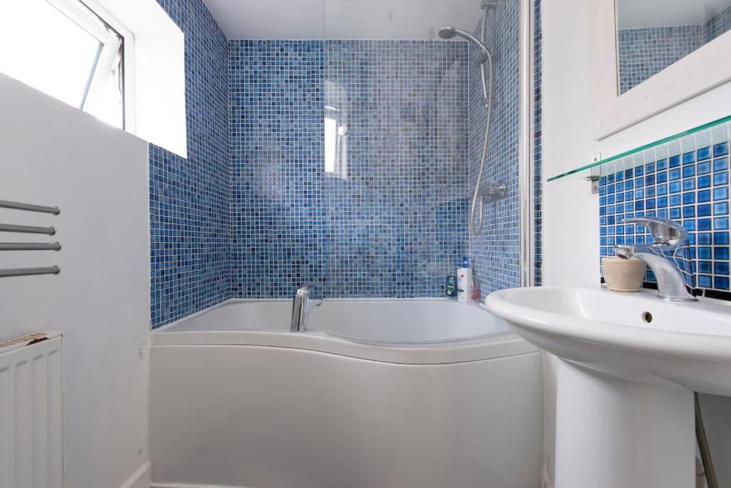 Lovely 2-Bed 15 Minutes To Central Лондон Екстериор снимка