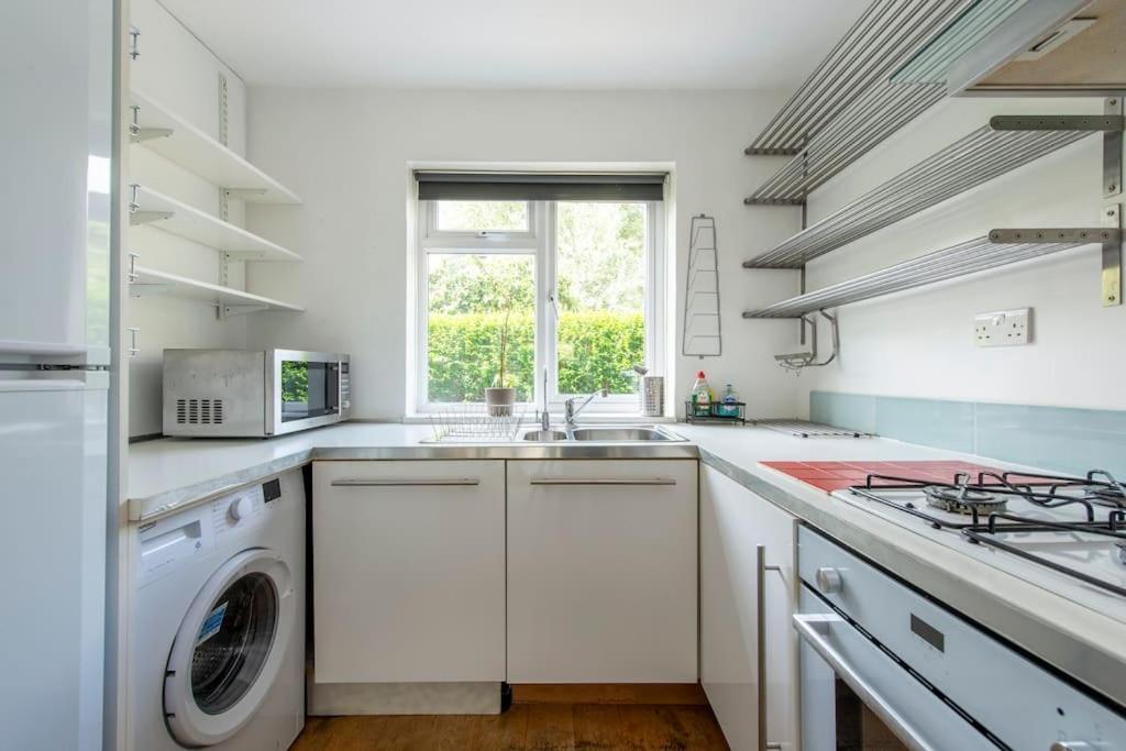 Lovely 2-Bed 15 Minutes To Central Лондон Екстериор снимка