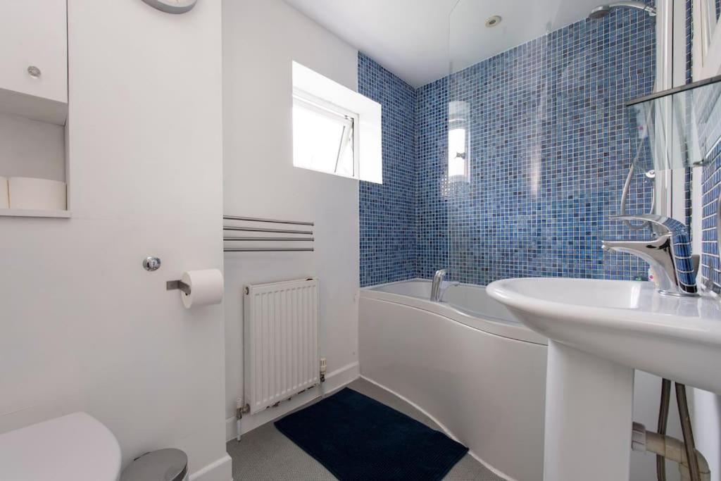Lovely 2-Bed 15 Minutes To Central Лондон Екстериор снимка