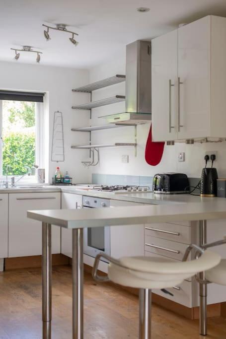 Lovely 2-Bed 15 Minutes To Central Лондон Екстериор снимка