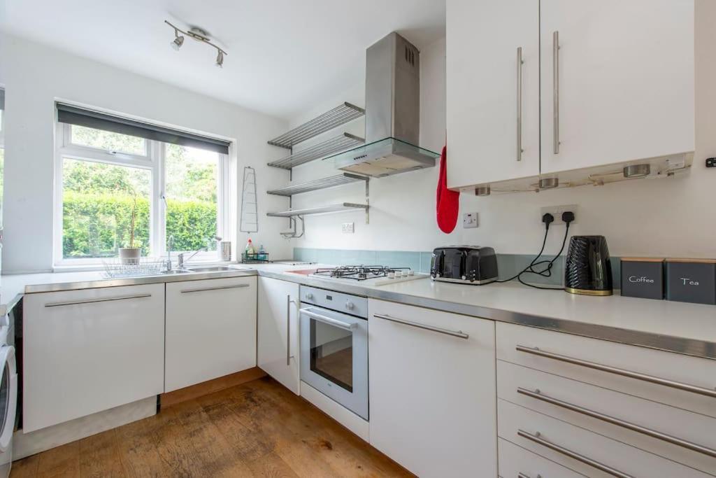 Lovely 2-Bed 15 Minutes To Central Лондон Екстериор снимка