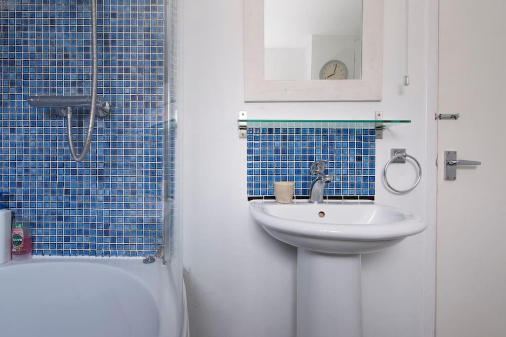 Lovely 2-Bed 15 Minutes To Central Лондон Екстериор снимка