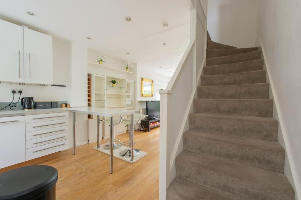 Lovely 2-Bed 15 Minutes To Central Лондон Екстериор снимка