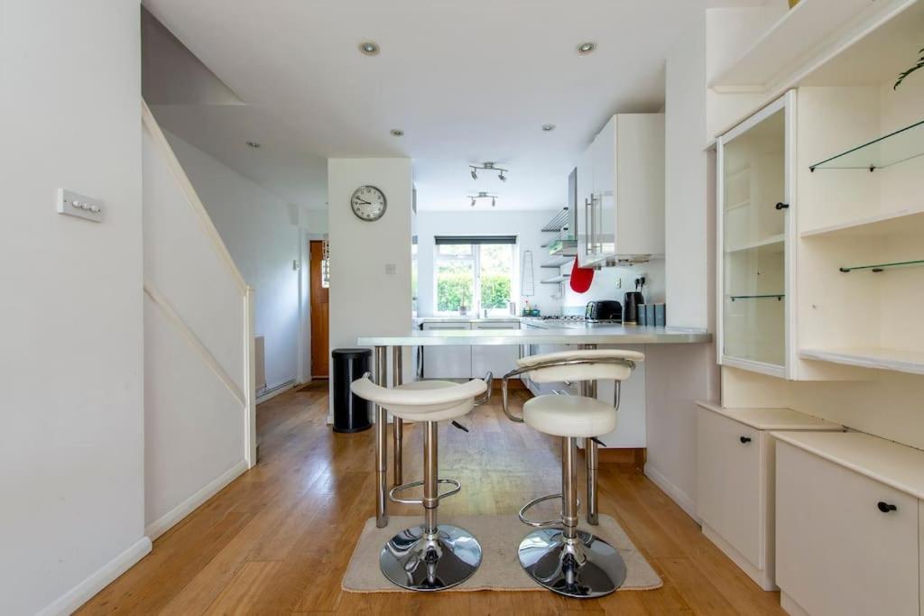 Lovely 2-Bed 15 Minutes To Central Лондон Екстериор снимка