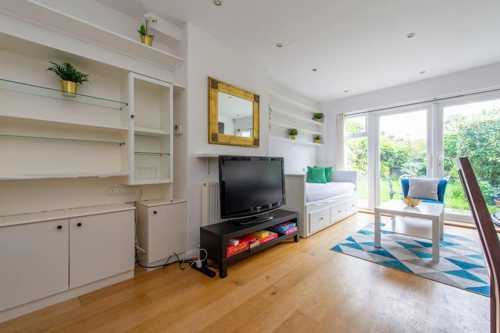 Lovely 2-Bed 15 Minutes To Central Лондон Екстериор снимка
