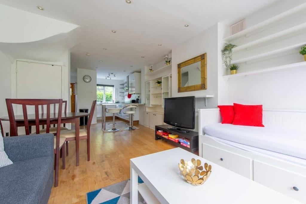Lovely 2-Bed 15 Minutes To Central Лондон Екстериор снимка